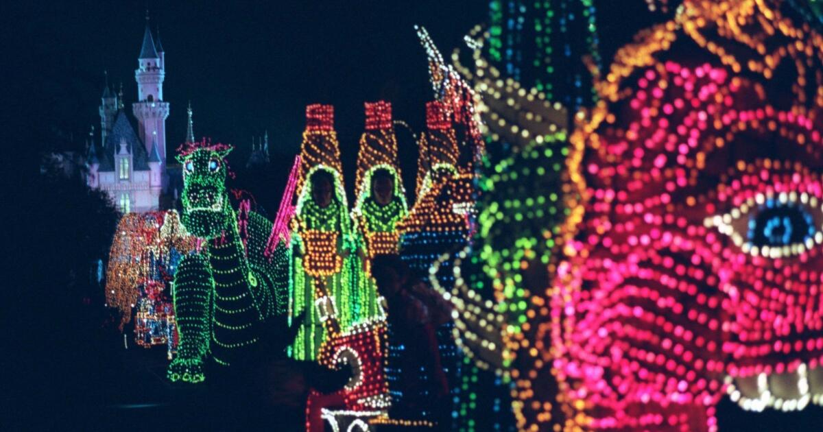 Main Street Electrical Parade returns to Disneyland on Jan Main Street Electrical Parade returns to Disneyland on Jan